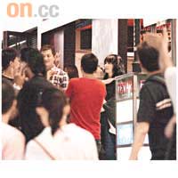 李亞鵬與王菲帶李嫣到蘭桂坊歎越南菜。