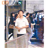 發現記者後,菲鵬即與女兒從後門上車離開。