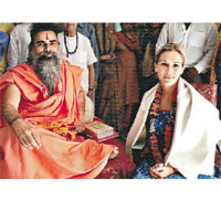  茱莉亞到印度拍戲，與寺廟住持合照。	美聯社圖片