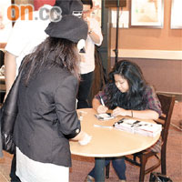 Zee首度來港舉行簽唱會,以靚聲會Fans。