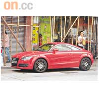 William的Audi TT新車值60萬，車前更放了一個粉紅色袋仔。