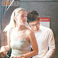 啟人提款時見到索女，即頻頻抓頭！