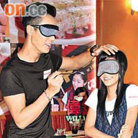 William與歌迷玩遊戲，戴上眼罩的他細心地餵歌迷吃月餅。