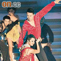 謝天華與女舞蹈員大跳貼身舞，舞姿火辣。
