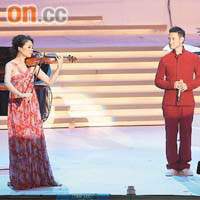 張學友在姚珏的小提琴伴奏下獻唱，歌聲動人。