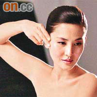 穿上性感Tube Dress的Kathy，早前拍攝化妝品廣告。