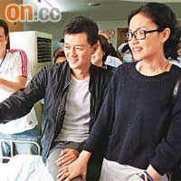 李亞鵬與王菲到中國各地幫助兔唇兒童。	資料圖片