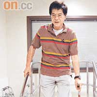 何守信只以拐杖輔助步行，康復進度良好。