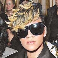  Rihanna戴上黑超黑面睇騷。Getty Images圖片