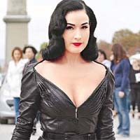 艷星Dita Von Teese穿上大Deep V，十分搶鏡。	Getty Images圖片