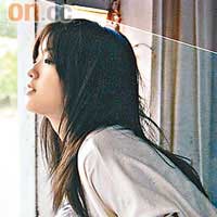 徐佳瑩眺望窗外，對未來充滿憧憬。