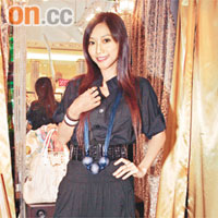 黑色Total Look<br>閃藍色波波長頸鏈 $650<br>黑銀色織皮高跟涼鞋 $1,650
