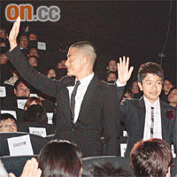 城城與吳澋滔在戲院內揮手冧Fans,十分識做。