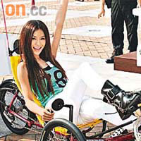 Janice Man參加自行車比賽，與學生一起宣揚環保。