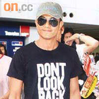 經過四日三夜的攻城之旅，城城昨午低調返港。<BR>城城<BR>帽	：Dsquared2<BR>衫	：Underground<BR>太陽眼鏡	：Ray Ban<BR>鞋	：Converse
