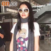 Lynn昨日返港時春風滿面，在機場企定定任影。<BR>Lynn<BR>衫	：	Marc by Marc Jacobs（09'新裝Miss Marc扮女王的Tee）<BR>皮帶	：Ferre<BR>袋	：Chanel 2.55<BR>鞋	：Converse