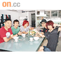  吳日言、歐陽靖（左一）和Dear Jane邊吃東西邊吹水。
