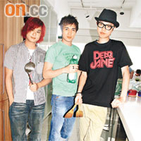  Dear Jane平日玩得樂器多，拿起廚具亦有板有眼。（左起）Howie、Tim、Jackal