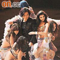 伊健擔任表演嘉賓，被女舞蹈員包圍大跳貼身舞。