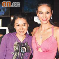 陳淑蘭（左）出席時裝騷時，與擔任模特兒的Rosemary合照。