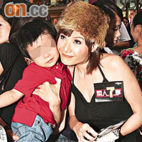 趙碩之與小朋友合照，場面搞笑。