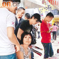  姜至奐對本地新聞很有興趣，在書報攤駐足。