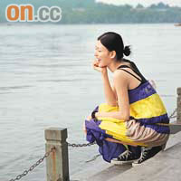 李彩華暢遊西湖，欣賞美麗景色。