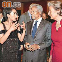 周迅（左一）向聯合國前秘書長安南講解環保工作。