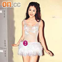 王希瑤昨日穿上透視「天使裝」，「胸」湧效果大不如前！