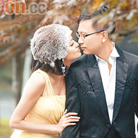 羅敏莊與陳國邦到日本輕井沢拍攝婚紗照，一吻傾情。