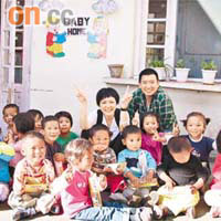 杜汶澤夫婦與孤兒院的小朋友影大合照，十分開心。