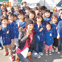  曹敏寶與活潑可愛的日本小朋友合照。