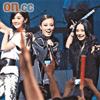  蔡卓妍（左起）、容祖兒與鍾欣桐早前在演唱會中自封「英皇龍虎豹」，十分搞鬼！