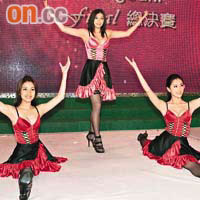 本來穿上裙子翩翩起舞的許嘉慧、林紫君及許瑩，跳完舞後即要脫去裙襬。