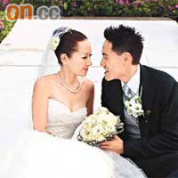 Jade與老公穿上婚紗禮服拍照，並深情一吻。