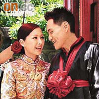 Jade與老公穿上傳統的中式禮服，十分甜蜜。