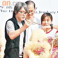 星爺擔任《香港賽馬會國際小輪車場》開幕嘉賓，並為醒獅點睛。