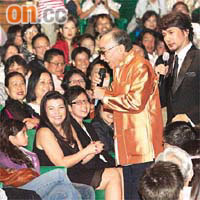 盧海鵬和賈思樂一同落台與觀眾握手。