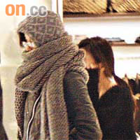 尹恩惠在店內買頸巾，然後包到冚離開，認真詭異！