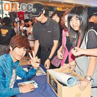 潘裕文來港舉行簽名會，吸引數百歌迷到場。