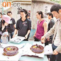 黃曉明（右）完成《葉問2》在上海的拍攝，特別準備蛋糕慶祝。