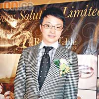 王傲山出席投資公司開幕時，否認送樓給Rain。