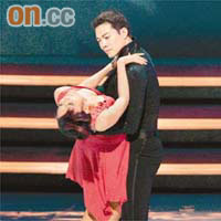 謝天華在台慶當晚會跳舞助興。