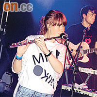  女主音兼鍵盤手Kim拿起笛子獻藝。