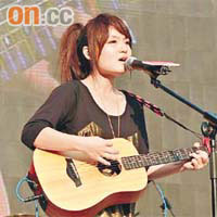 首度來港演出的徐佳瑩，自彈自唱贏盡好評。