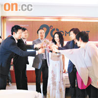  溫碧霞到杭州出席好友的床上用品品牌開幕活動，並舉杯祝酒。