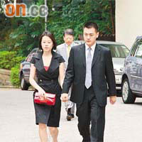 與新郎分屬好友的劉鳴煒，偕妻子出席婚禮。