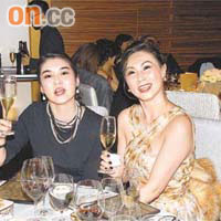 陳淑蘭（左）和契姐寇鴻萍舉杯暢飲。