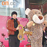 剛由上海返港的林峯，包到實出席聖誕揭幕禮。