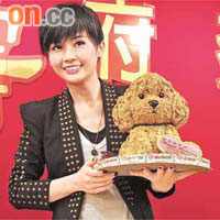 阿Sa收到歌迷送贈的玩具貴婦狗肖像蛋糕，大感驚喜！